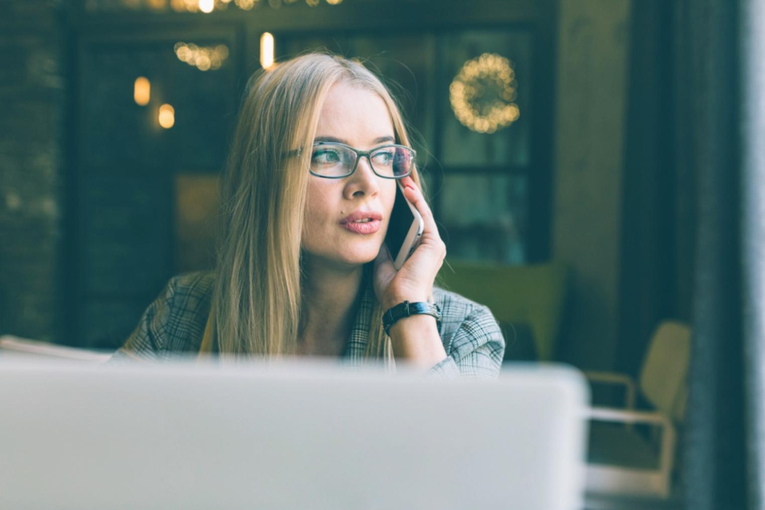 Student reviewing link building analytics dashboard with instructor guidance