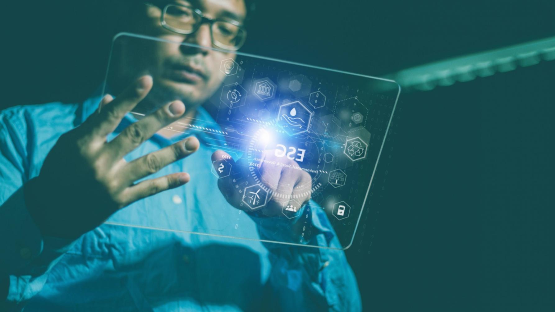 Instructor demonstrating backlink analysis techniques during live session